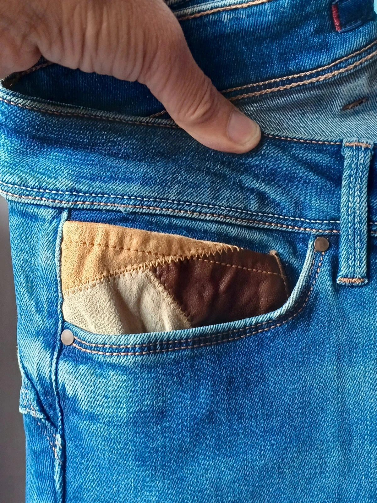 Jean salsa azul com detalhe de couro push up wonder tamanho US 29 – photo 11